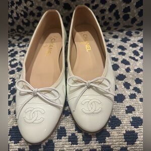 Chanel white patent ballet flats. Size 38